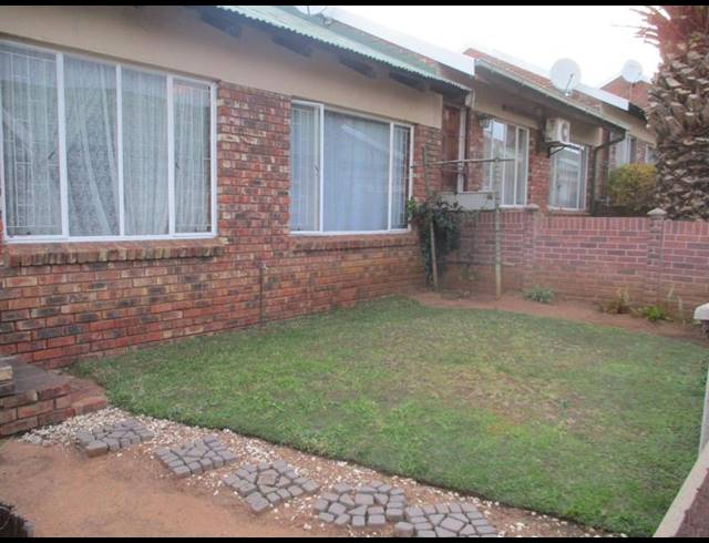 2 BEDROOM TOWNHOUSE FOR SALE IN UITSIG